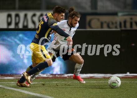 Fussball Tipico Bundesliga. RZ Pellets WAC gegen  FC Red Bull Salzburg. Thomas Zuendel,  (WAC), Patrick Farkas (Salzburg). Wolfsberg, am 10.12.2017.
Foto: Kuess

---
pressefotos, pressefotografie, kuess, qs, qspictures, sport, bild, bilder, bilddatenbank