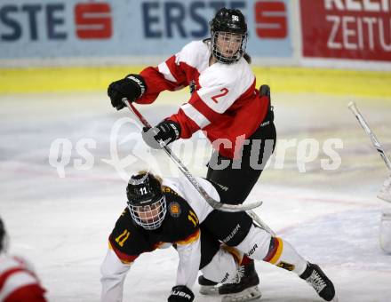 Eishockey Laenderspiel Oesterreich gegen Deutschland. Damen. Woerthersee Trophy. Katharina Heuberger, (Oesterreich), Nicola Eisenschmied  (Deutschland). Klagenfurt, am 16.2.2018.
Foto: Kuess

---
pressefotos, pressefotografie, kuess, qs, qspictures, sport, bild, bilder, bilddatenbank