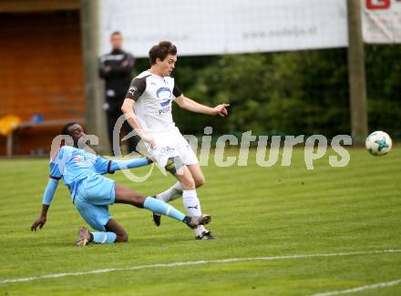 Fussball. Unterliga Ost. Sele Zell gegen Woelfnitz. Gabriel Gregorn (Sele Zell),  Kevin Mpaka (Woelfnitz). Sele Zell, 18.5.2018.
Foto: Kuess
---
pressefotos, pressefotografie, kuess, qs, qspictures, sport, bild, bilder, bilddatenbank