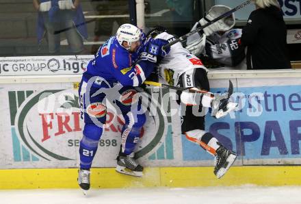 EBEL. Eishockey Bundesliga. EC VSV gegen DEC Dornbirn Bulldogs. Matthew Pelech,  (VSV), Kevin Macierzynski (Dornbirn). Villach, am 23.9.2018.
Foto: Kuess 


---
pressefotos, pressefotografie, kuess, qs, qspictures, sport, bild, bilder, bilddatenbank