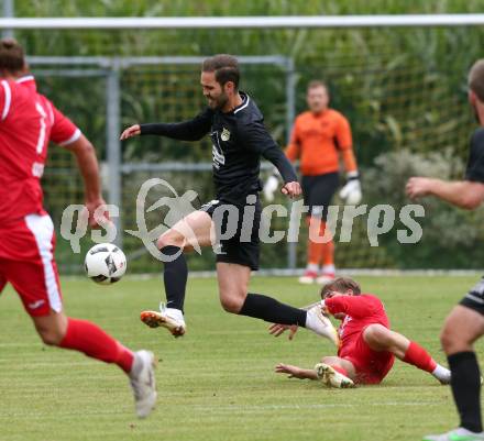 Fussball Kaerntner Liga. ASKOE Koettmannsdorf gegen Atus Ferlach. Toni Krijan (Koettmannsdorf), Daniel Jobst (Ferlach). Koettmannsdorf, am 22.9.2018.
Foto: Kuess
---
pressefotos, pressefotografie, kuess, qs, qspictures, sport, bild, bilder, bilddatenbank