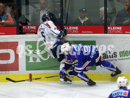 EBEL. Eishockey Bundesliga. EC VSV gegen Fehervar AV 19. Brandon Alderson,  (VSV), Bence Stipsicz, (Alba Volan),  kaputte Plexischeibe. Villach, am 12.10.2018.
Foto: Kuess 


---
pressefotos, pressefotografie, kuess, qs, qspictures, sport, bild, bilder, bilddatenbank