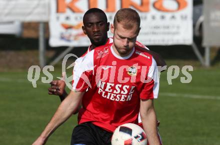 Fussball Kaerntner Liga. Woelfnitz gegen Spittal/Drau. Kevin Mpaka,  (Woelfnitz), Daniel Urbas (Spittal). Woelfnitz, am 13.10.2018.
Foto: Kuess
---
pressefotos, pressefotografie, kuess, qs, qspictures, sport, bild, bilder, bilddatenbank