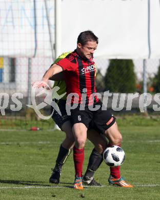 Fussball. Kaerntner Liga. St Jakob Rosental gegen Lind. Harald Ottowitz (St Jakob), Marco Ebner (Lind). St. Jakob am 20.10.2018.
Foto: Kuess

---
pressefotos, pressefotografie, kuess, qs, qspictures, sport, bild, bilder, bilddatenbank