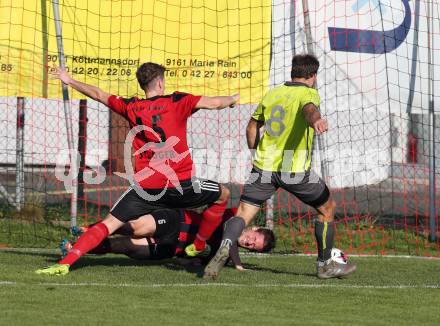 Fussball. Kaerntner Liga. St Jakob Rosental gegen Lind. Roman Struger, Harald Ottowitz (St Jakob), Mario Zagler (Lind). St. Jakob am 20.10.2018.
Foto: Kuess

---
pressefotos, pressefotografie, kuess, qs, qspictures, sport, bild, bilder, bilddatenbank