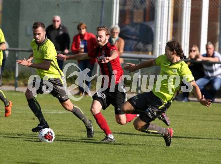 Fussball. Kaerntner Liga. St Jakob Rosental gegen Lind. Thomas Ogradnig (St Jakob), Petar Cumbo, Alexander Preissl (Lind). St. Jakob am 20.10.2018.
Foto: Kuess

---
pressefotos, pressefotografie, kuess, qs, qspictures, sport, bild, bilder, bilddatenbank