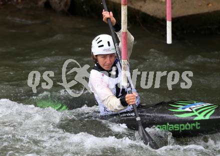 Kayak. Alpe Adria Kanu Slalom.  Antonia Oschmautz.  Gurk (Fluss), 7.10.2018.
Foto: Kuess
---
pressefotos, pressefotografie, kuess, qs, qspictures, sport, bild, bilder, bilddatenbank