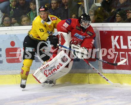 EBEL. Eishockey Bundesliga. KAC gegen spusu Vienna Capitals. Lars Haugen,  (KAC), Emilio Romig (Vienna Capitals). Klagenfurt, am 26.10.2018.
Foto: Kuess

---
pressefotos, pressefotografie, kuess, qs, qspictures, sport, bild, bilder, bilddatenbank