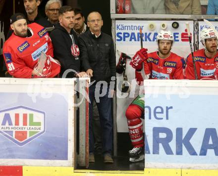 EBEL. Eishockey Bundesliga. KAC gegen spusu Vienna Capitals. David Madlehner, Dr. Roman Schellander, Daniel Obersteiner (KAC). Klagenfurt, am 26.10.2018.
Foto: Kuess

---
pressefotos, pressefotografie, kuess, qs, qspictures, sport, bild, bilder, bilddatenbank