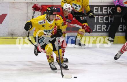 EBEL. Eishockey Bundesliga. KAC gegen spusu Vienna Capitals. Nikolaus Kraus,  (KAC), Taylor Vause (Vienna Capitals). Klagenfurt, am 26.10.2018.
Foto: Kuess

---
pressefotos, pressefotografie, kuess, qs, qspictures, sport, bild, bilder, bilddatenbank