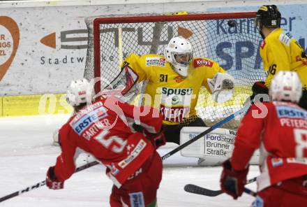 EBEL. Eishockey Bundesliga. KAC gegen spusu Vienna Capitals. Charles Robin Gartner,  (KAC), Jean Philippe Lamoureux (Vienna Capitals). Klagenfurt, am 26.10.2018.
Foto: Kuess

---
pressefotos, pressefotografie, kuess, qs, qspictures, sport, bild, bilder, bilddatenbank