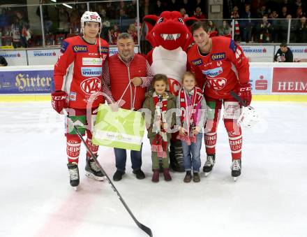 EBEL. Eishockey Bundesliga. KAC gegen HC Orli Znojmo. Clemens Unterweger, Spieler des Abends Adam Comrie (KAC). Klagenfurt, am 28.10.2018.
Foto: Kuess

---
pressefotos, pressefotografie, kuess, qs, qspictures, sport, bild, bilder, bilddatenbank