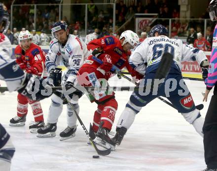 EBEL. Eishockey Bundesliga. KAC gegen Fehervar AV 19. Thomas Koch, Johannes Bischofberger,  (KAC), Arttu Luttinen, Tero Koskiranta (Alba Volan). Klagenfurt, am 28.10.2018.
Foto: Kuess

---
pressefotos, pressefotografie, kuess, qs, qspictures, sport, bild, bilder, bilddatenbank