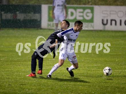 Fussball. Kaerntner Liga. Matrei gegen Treibach. Rene Scheiber (Matrei), Julian Salentinig (Treibach). Matrei, 27.10.2018.
Foto: Kuess
---
pressefotos, pressefotografie, kuess, qs, qspictures, sport, bild, bilder, bilddatenbank