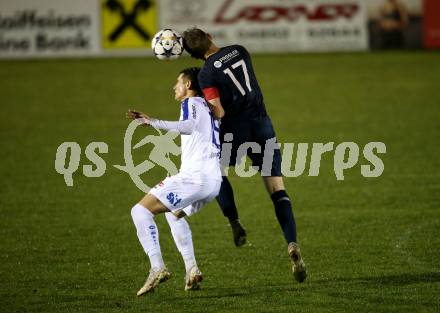 Fussball. Kaerntner Liga. Matrei gegen Treibach. Daniel Kofler (Matrei),   Daniel Billy Kreuzer (Treibach). Matrei, 27.10.2018.
Foto: Kuess
---
pressefotos, pressefotografie, kuess, qs, qspictures, sport, bild, bilder, bilddatenbank