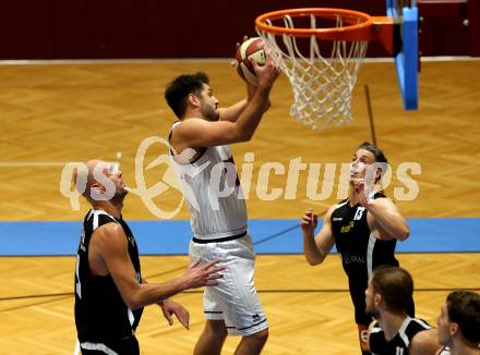 Basketball 2. Bundesliga. Grunddurchgang 6. Runde. Woerthersee Piraten gegen Jennersdorf Blackbirds. Gspandl Daniel  (Woerthersee Piraten), Philipp Horvath, Marco Moric (Jennersdorf). Klagenfurt, am 10.11.2018.
Foto: Kuess
---
pressefotos, pressefotografie, kuess, qs, qspictures, sport, bild, bilder, bilddatenbank