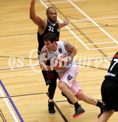 Basketball 2. Bundesliga. Grunddurchgang 6. Runde. Raiders Villach gegen BK Mattersburg Rocks.  Jasmin Perkovic (Villach), Gary Ware (Mattersburg). Klagenfurt, am 10.11.2018.
Foto: Kuess
---
pressefotos, pressefotografie, kuess, qs, qspictures, sport, bild, bilder, bilddatenbank