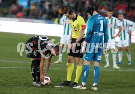 Fussball tipico Bundesliga. RZ Pellets WAC gegen SK Rapid Wien. Michael Liendl,  (WAC), Richard Strebinger  (Rapid), Schiedsrichter Christian-Petru Ciochirca,. Wolfsberg, am 11.11.2018.
Foto: Kuess

---
pressefotos, pressefotografie, kuess, qs, qspictures, sport, bild, bilder, bilddatenbank