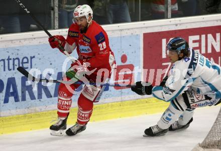 EBEL. Eishockey Bundesliga. KAC gegen EHC Liwest Black Wings Linz. Martin Schumnig,  (KAC), Brian Lebler (Linz). Klagenfurt, am 13.11.2018.
Foto: Kuess

---
pressefotos, pressefotografie, kuess, qs, qspictures, sport, bild, bilder, bilddatenbank