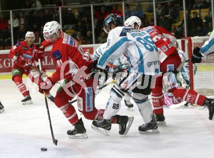 EBEL. Eishockey Bundesliga. KAC gegen EHC Liwest Black Wings Linz. Marco Richter,  (KAC), Marco Brucker (Linz). Klagenfurt, am 13.11.2018.
Foto: Kuess

---
pressefotos, pressefotografie, kuess, qs, qspictures, sport, bild, bilder, bilddatenbank