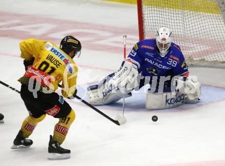 EBEL. Eishockey Bundesliga. EC VSV gegen Vienna Capitals. 	Bakala Dan (VSV), 	Vause Taylor (Vienna Capitals). Villach, am 16.11.2018.
Foto: Kuess 


---
pressefotos, pressefotografie, kuess, qs, qspictures, sport, bild, bilder, bilddatenbank