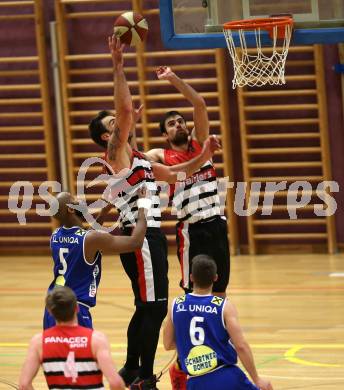 Basketball OEBV Cup. Raiders Villach gegen Swans Gmunden. Jasmin Perkovic, Antonio Boban (Villach), Devin White (Gmunden). Villach, am 13.12.2018.
Foto: Kuess
---
pressefotos, pressefotografie, kuess, qs, qspictures, sport, bild, bilder, bilddatenbank