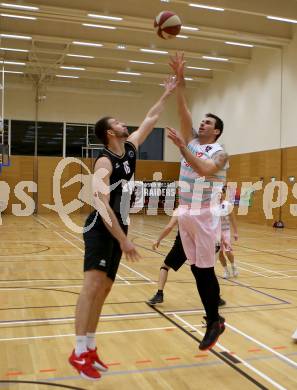 Basketball 2. Bundesliga. Grunddurchgang 11. Runde. Raiders Villach gegen Woerthersee Piraten.  Jasmin Perkovic (Raiders), Matic Sirnik  (Piraten). Klagenfurt, am 16.12.2018.
Foto: Kuess
---
pressefotos, pressefotografie, kuess, qs, qspictures, sport, bild, bilder, bilddatenbank