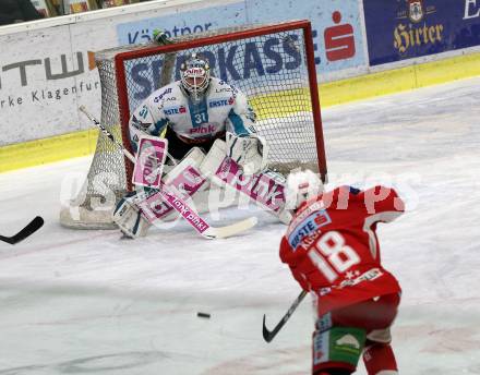 EBEL. Eishockey Bundesliga. KAC gegen	EHC Liwest Black Wings Linz. Thomas Koch,  (KAC), David Kickert (Linz). Klagenfurt, am 21.12.2018.
Foto: Kuess

---
pressefotos, pressefotografie, kuess, qs, qspictures, sport, bild, bilder, bilddatenbank