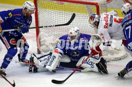 EBEL. Eishockey Bundesliga. EC VSV gegen EC Red Bull Salzburg. Jamie Fraser, Dana Bakala,  (VSV), Alexander Pallestrang  (Salzburg). Villach, am 21.12.2018.
Foto: Kuess 


---
pressefotos, pressefotografie, kuess, qs, qspictures, sport, bild, bilder, bilddatenbank