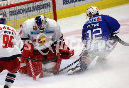 EBEL. Eishockey Bundesliga. EC VSV gegen EC Red Bull Salzburg. Nikolas Petrik,   (VSV), Lukas Herzog (Salzburg). Villach, am 21.12.2018.
Foto: Kuess 


---
pressefotos, pressefotografie, kuess, qs, qspictures, sport, bild, bilder, bilddatenbank