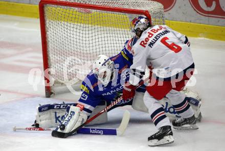 EBEL. Eishockey Bundesliga. EC VSV gegen EC Red Bull Salzburg.  Dan Bakala,  (VSV), Alexander Pallestrang (Salzburg). Villach, am 21.12.2018.
Foto: Kuess 


---
pressefotos, pressefotografie, kuess, qs, qspictures, sport, bild, bilder, bilddatenbank