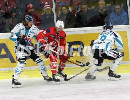 EBEL. Eishockey Bundesliga. KAC gegen	EHC Liwest Black Wings Linz. Marco Richter,  (KAC), Brian Lebler (Linz). Klagenfurt, am 21.12.2018.
Foto: Kuess

---
pressefotos, pressefotografie, kuess, qs, qspictures, sport, bild, bilder, bilddatenbank