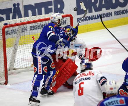 EBEL. Eishockey Bundesliga. EC VSV gegen EC Red Bull Salzburg.  MacGregor Sharp, (VSV),  Lukas Herzog (Salzburg). Villach, am 21.12.2018.
Foto: Kuess 


---
pressefotos, pressefotografie, kuess, qs, qspictures, sport, bild, bilder, bilddatenbank