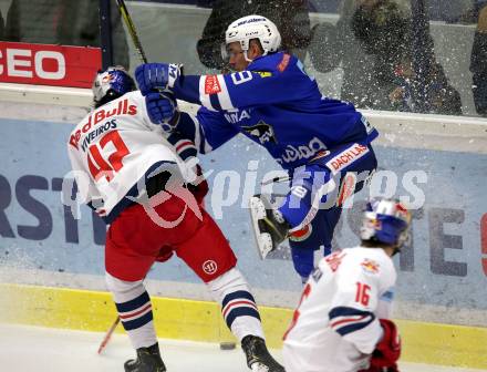 EBEL. Eishockey Bundesliga. EC VSV gegen EC Red Bull Salzburg. Blaine Down,   (VSV), Layne Viveiros (Salzburg). Villach, am 21.12.2018.
Foto: Kuess 


---
pressefotos, pressefotografie, kuess, qs, qspictures, sport, bild, bilder, bilddatenbank