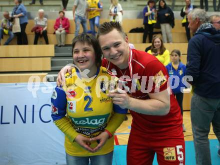 Volleyball. AVL Finale. SK Posojilnica Aich/Dob gegen SG Union Raiffeisen Waldviertel. Manuel Steiner mit Fan (Aich/Dob). Bleiburg, 24.4.2019.
Foto: Kuess
---
pressefotos, pressefotografie, kuess, qs, qspictures, sport, bild, bilder, bilddatenbank