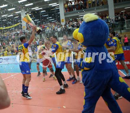 Volleyball. AVL Finale. SK Posojilnica Aich/Dob gegen SG Union Raiffeisen Waldviertel. Meisterjubel (Aich/Dob). Bleiburg, 24.4.2019.
Foto: Kuess
---
pressefotos, pressefotografie, kuess, qs, qspictures, sport, bild, bilder, bilddatenbank