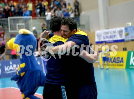 Volleyball. AVL Finale. SK Posojilnica Aich/Dob gegen SG Union Raiffeisen Waldviertel. Meisterjubel Matjaz Hafner, Miha Kosl (Aich/Dob). Bleiburg, 24.4.2019.
Foto: Kuess
---
pressefotos, pressefotografie, kuess, qs, qspictures, sport, bild, bilder, bilddatenbank