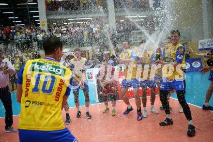 Volleyball. AVL Finale. SK Posojilnica Aich/Dob gegen SG Union Raiffeisen Waldviertel. Meisterjubel (Aich/Dob). Bleiburg, 24.4.2019.
Foto: Kuess
---
pressefotos, pressefotografie, kuess, qs, qspictures, sport, bild, bilder, bilddatenbank