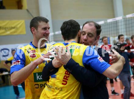 Volleyball. AVL Finale. SK Posojilnica Aich/Dob gegen SG Union Raiffeisen Waldviertel. Meisterjubel Maximilian Landfahrer, Martin MIcheu (Aich/Dob). Bleiburg, 24.4.2019.
Foto: Kuess
---
pressefotos, pressefotografie, kuess, qs, qspictures, sport, bild, bilder, bilddatenbank