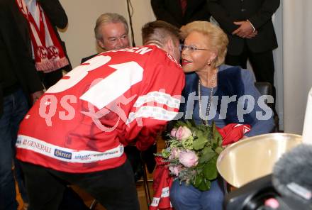 EBEL. Eishockey Bundesliga. Meisterfeier KAC.   Lars Haugen, Heidi Goess-Horten. Klagenfurt, am 29.4.2019.
Foto: Kuess
---
pressefotos, pressefotografie, kuess, qs, qspictures, sport, bild, bilder, bilddatenbank