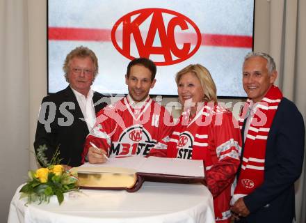 EBEL. Eishockey Bundesliga. Meisterfeier KAC.   Dietmar Krenn, Thomas Koch Buergermeisterin Maria Luise Mathiaschitz, Juergen Pfeiler. Klagenfurt, am 29.4.2019.
Foto: Kuess
---
pressefotos, pressefotografie, kuess, qs, qspictures, sport, bild, bilder, bilddatenbank