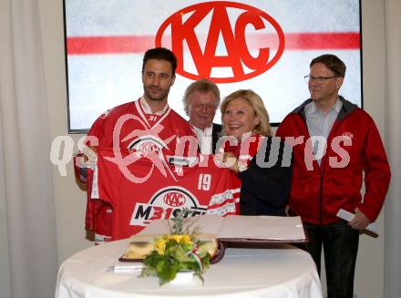 EBEL. Eishockey Bundesliga. Meisterfeier KAC.   David Joseph Fischer, Dietmar Krenn, Buergermeisterin Maria Luise Mathiaschitz, Tono Hoenigmann. Klagenfurt, am 29.4.2019.
Foto: Kuess
---
pressefotos, pressefotografie, kuess, qs, qspictures, sport, bild, bilder, bilddatenbank