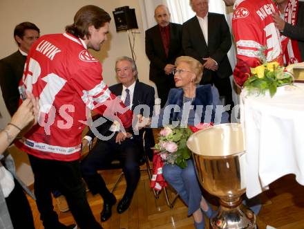 EBEL. Eishockey Bundesliga. Meisterfeier KAC.   Siim Liivik, Kari Goess, Heidi Goess-Horten. Klagenfurt, am 29.4.2019.
Foto: Kuess
---
pressefotos, pressefotografie, kuess, qs, qspictures, sport, bild, bilder, bilddatenbank