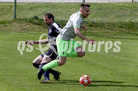 Fussball 2. Klasse C. Himmelberg gegen Gurk. Bernhard Peter Wastl,  (Himmelberg), Dejan Tejic (Gurk). Himmelberg, am 27.4.2019.
Foto: Kuess
---
pressefotos, pressefotografie, kuess, qs, qspictures, sport, bild, bilder, bilddatenbank