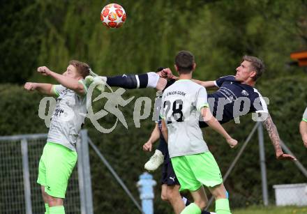 Fussball 2. Klasse C. Himmelberg gegen Gurk. Philipp Georg Fischer,  (Himmelberg), Alexander Walter Klingbacher, Thorsten Krassnitzer (Gurk). Himmelberg, am 27.4.2019.
Foto: Kuess
---
pressefotos, pressefotografie, kuess, qs, qspictures, sport, bild, bilder, bilddatenbank