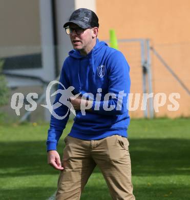 Fussball 2. Klasse C. Himmelberg gegen Gurk. Trainer Lauchart Peter (Gurk). Himmelberg, am 27.4.2019.
Foto: Kuess
---
pressefotos, pressefotografie, kuess, qs, qspictures, sport, bild, bilder, bilddatenbank