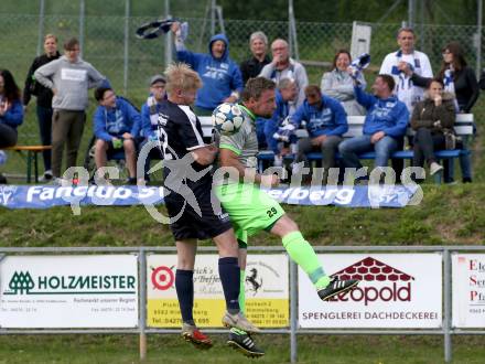 Fussball 2. Klasse C. Himmelberg gegen Gurk. Elias Obersteiner,  (Himmelberg), Michael Felsberger (Gurk). Himmelberg, am 27.4.2019.
Foto: Kuess
---
pressefotos, pressefotografie, kuess, qs, qspictures, sport, bild, bilder, bilddatenbank