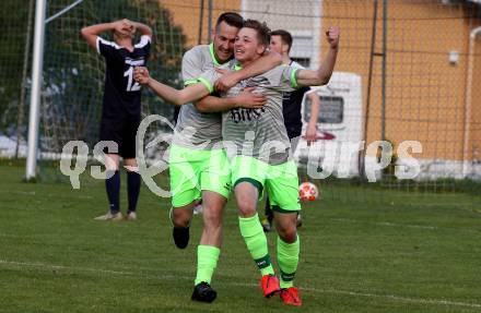 Fussball 2. Klasse C. Himmelberg gegen Gurk.  Torjubel Dejan Tejic, Oliver Liebetegger (Gurk). Himmelberg, am 27.4.2019.
Foto: Kuess
---
pressefotos, pressefotografie, kuess, qs, qspictures, sport, bild, bilder, bilddatenbank