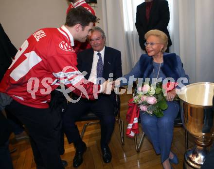 EBEL. Eishockey Bundesliga. Meisterfeier KAC.   Matthew Neal, Kari Goess, Heidi Goess-Horten. Klagenfurt, am 29.4.2019.
Foto: Kuess
---
pressefotos, pressefotografie, kuess, qs, qspictures, sport, bild, bilder, bilddatenbank