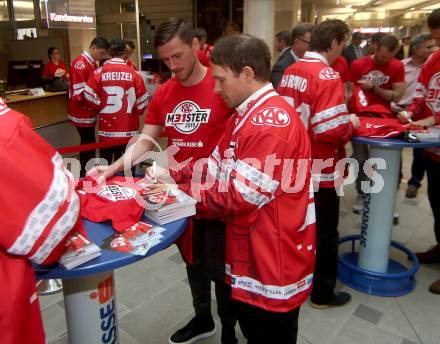 EBEL. Eishockey Bundesliga. Meisterfeier KAC.   Darjan Aleksic (SAK), Thomas Koch. Klagenfurt, am 29.4.2019.
Foto: Kuess
---
pressefotos, pressefotografie, kuess, qs, qspictures, sport, bild, bilder, bilddatenbank